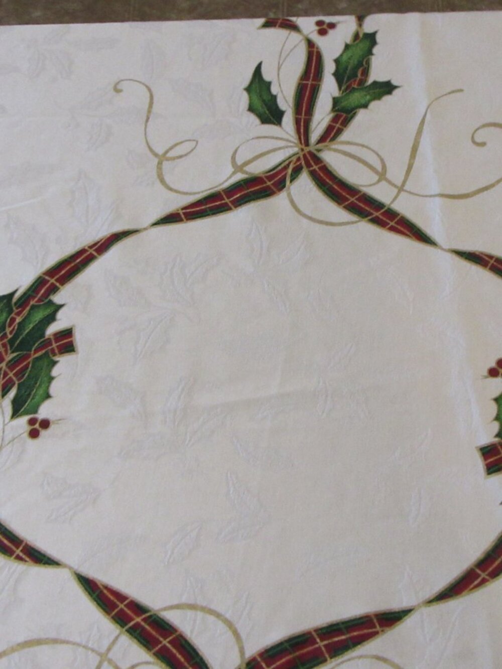 Christmas Round Table Cloth In nice shape - Picture 7 of 15